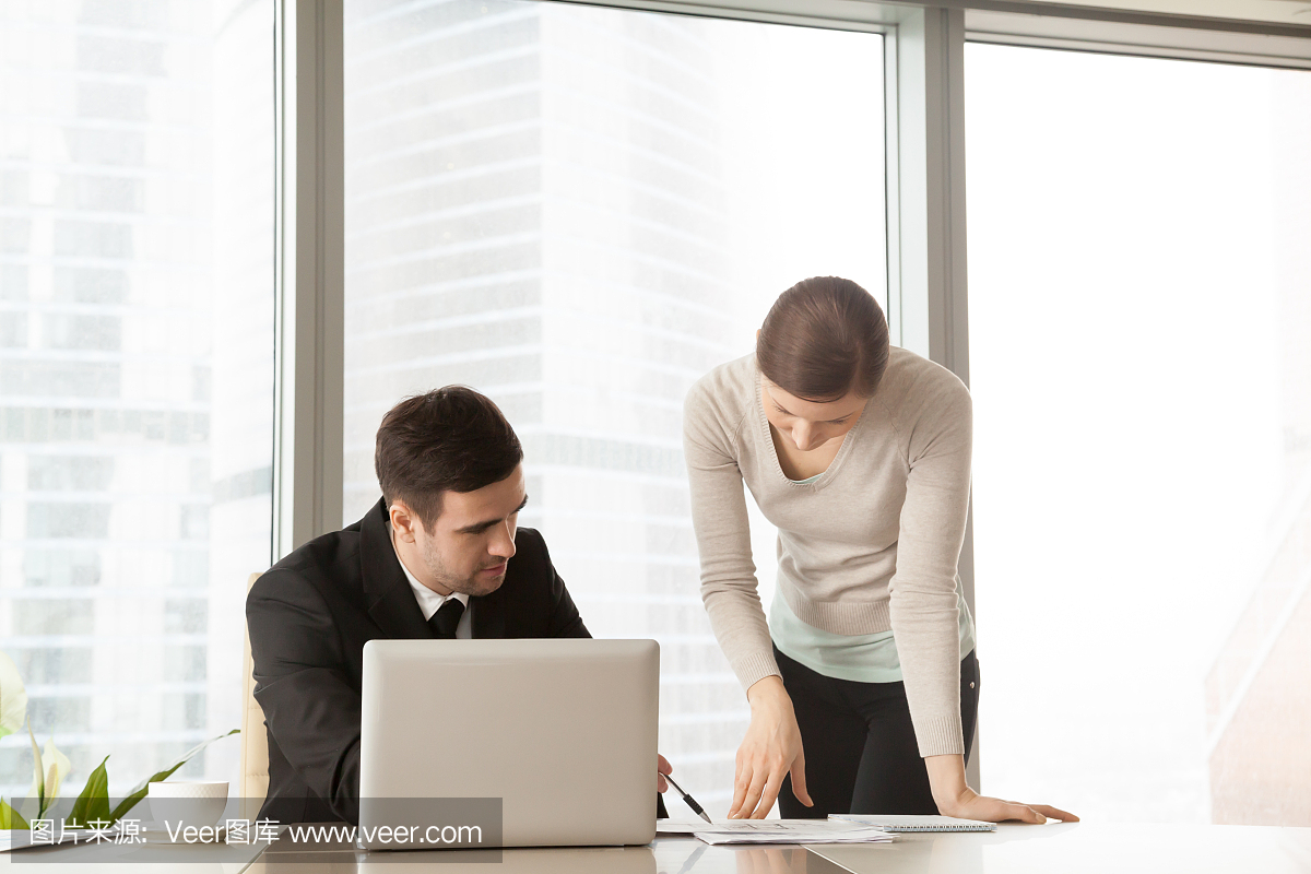 严肃的老板向助理解释项目,建筑师讨论建筑计