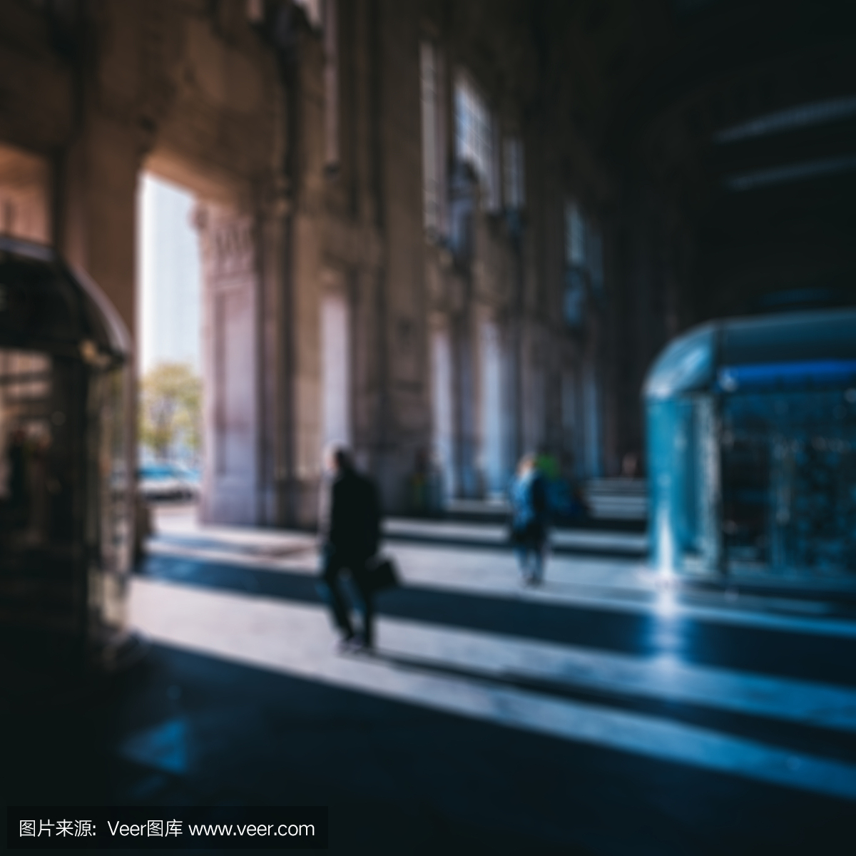 模糊的老式过滤照片的人从米兰中央退出