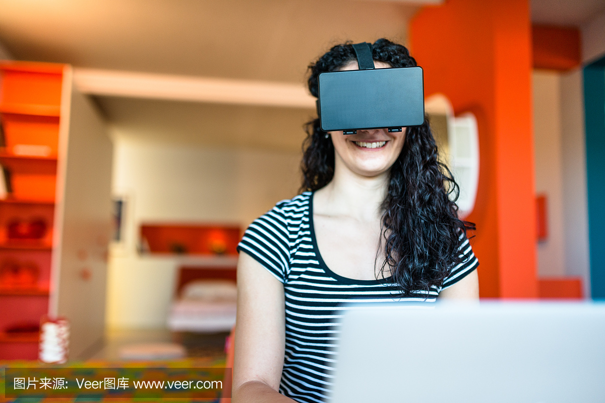 大学生女人在家里使用VR模拟器