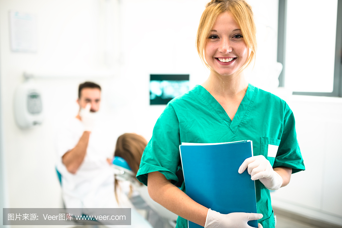 牙医医生站在工作室