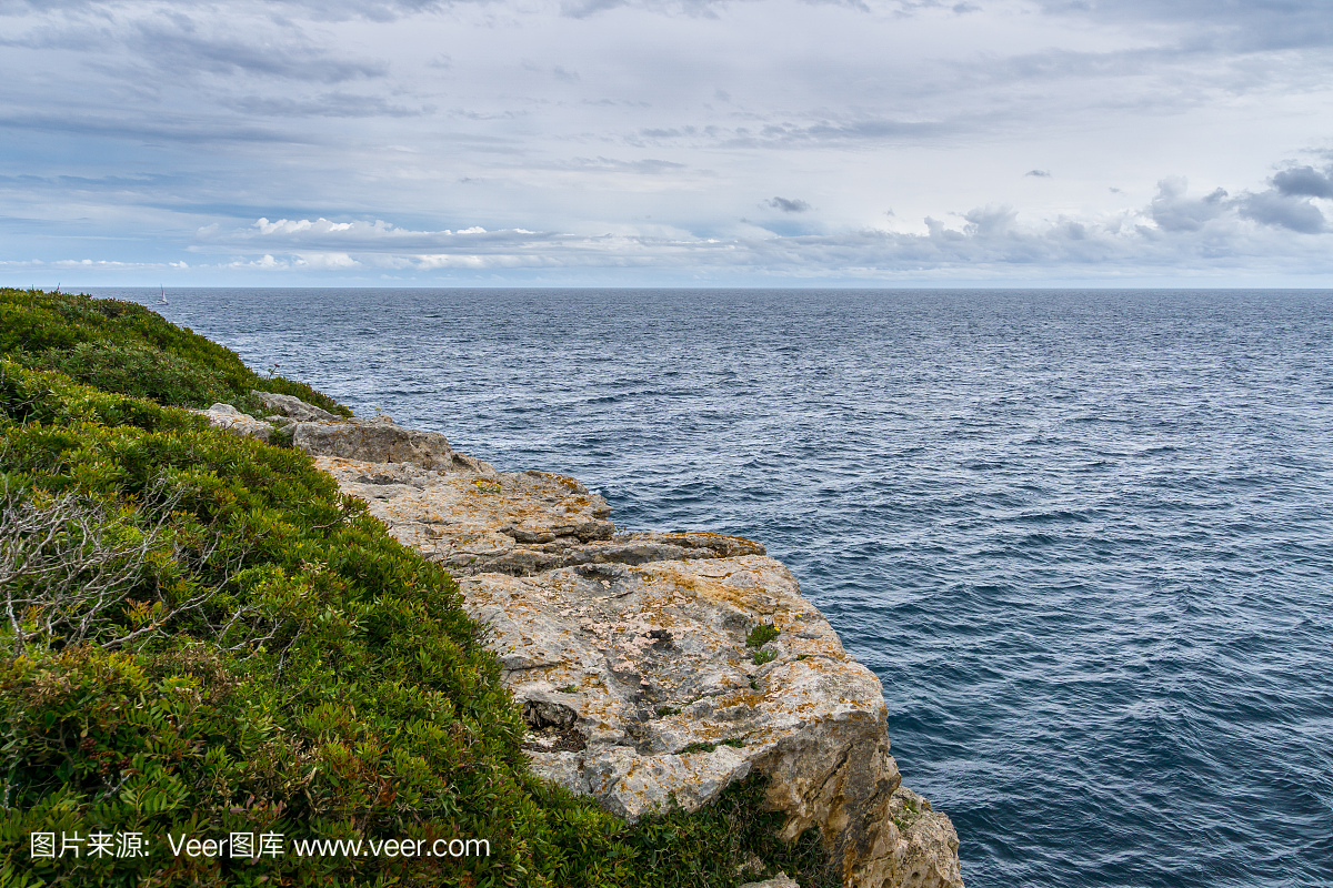 马略卡岛,风雨如磐的多雨天气在粗糙的悬崖线