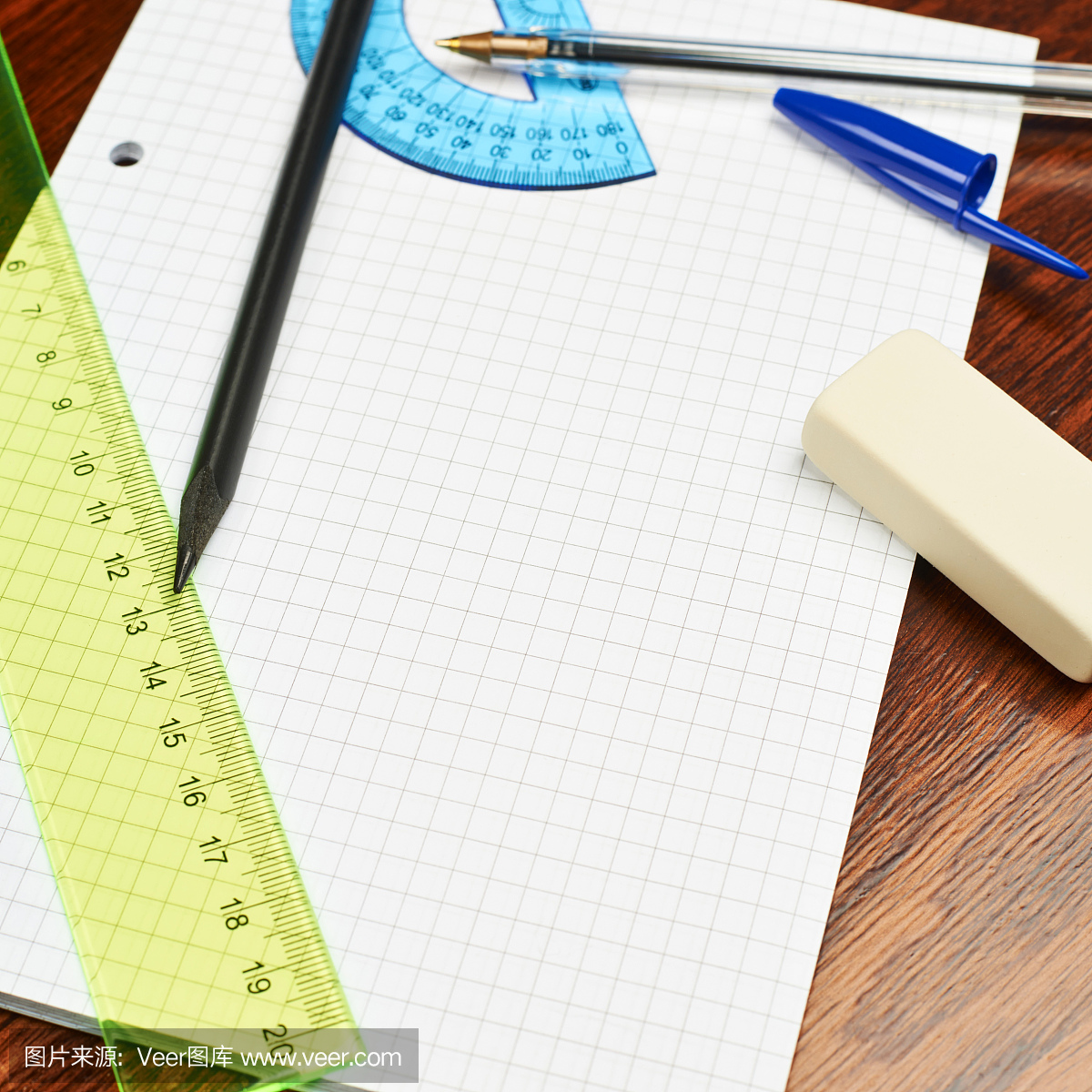 空白纸覆盖着书写用具