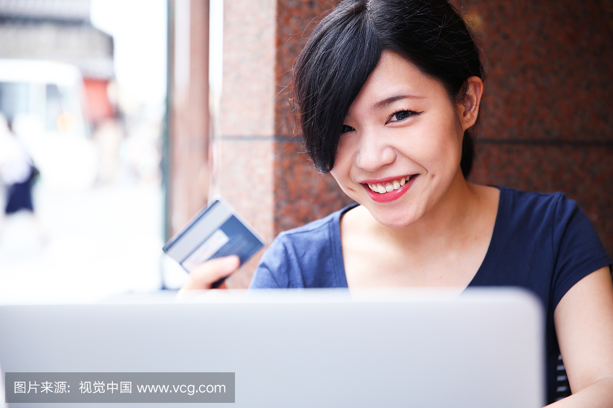 日本女人用她的信用卡做网上购物