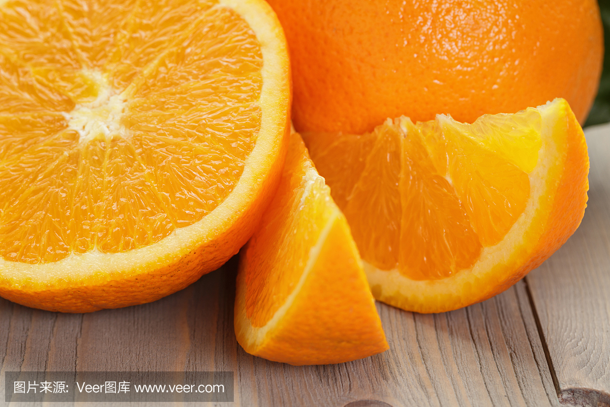 成熟的西班牙橙子在木桌上