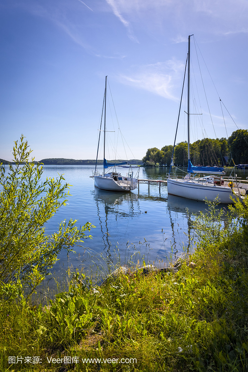 在波兰的假期 - 在Drawsko湖的帆船的夏天视图