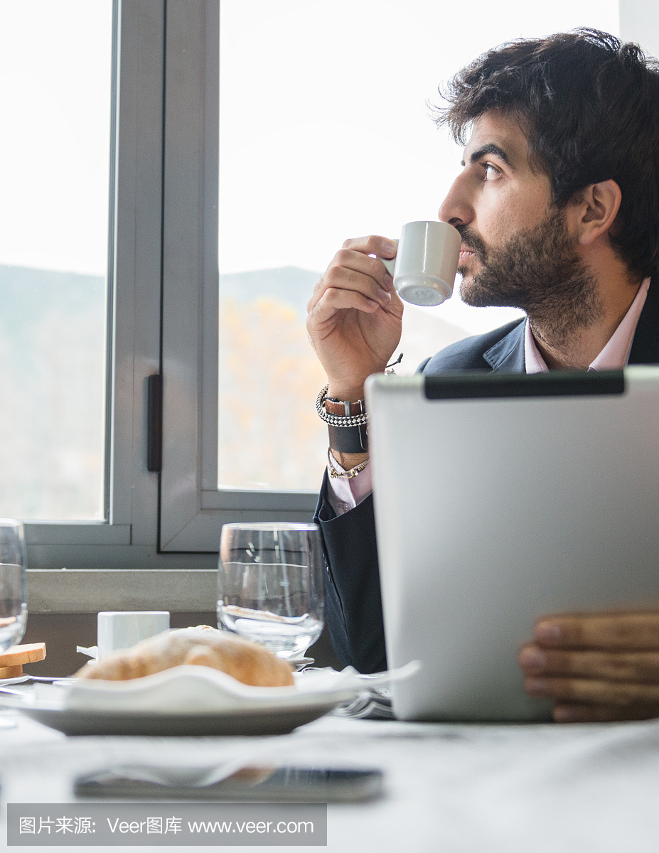 做生意人做早餐和阅读平板电脑