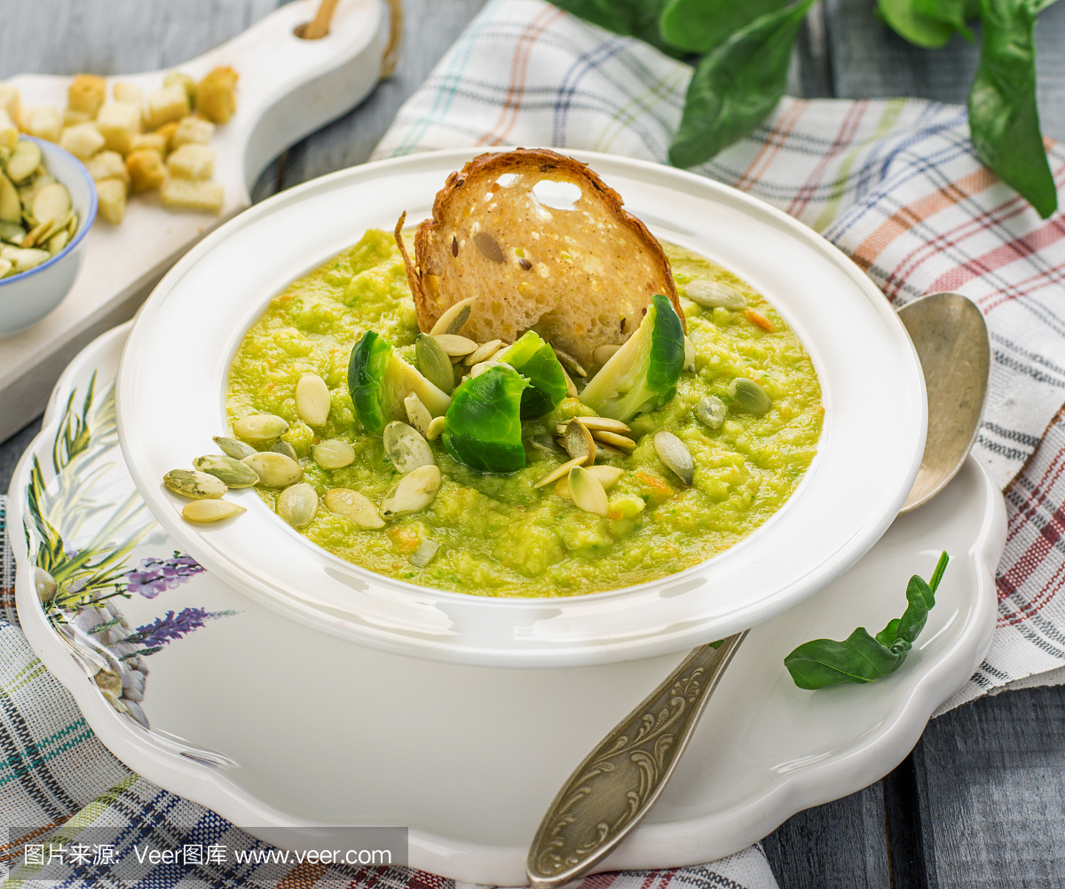 厚的蔬菜汤泥浆与布鲁塞尔芽菜,油煎面包子,南瓜籽