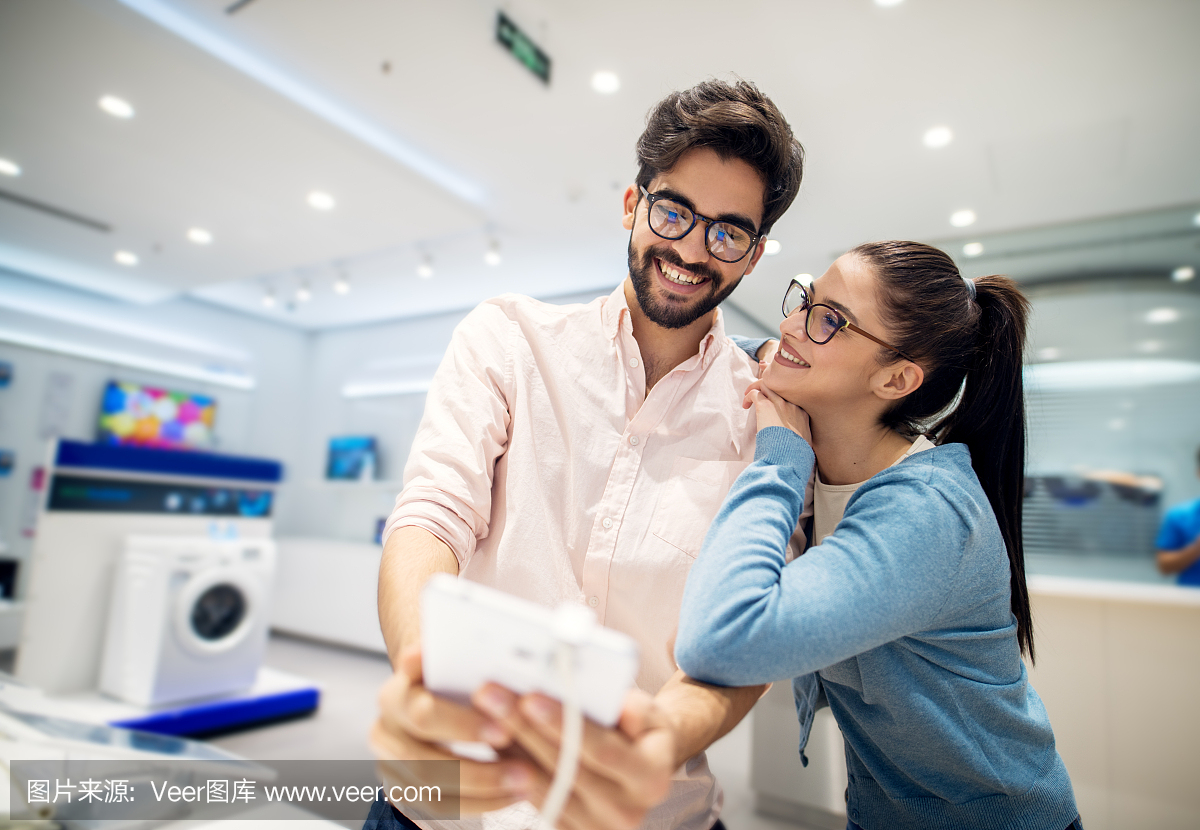 多元文化夫妇在te中测试平板电脑的新模型