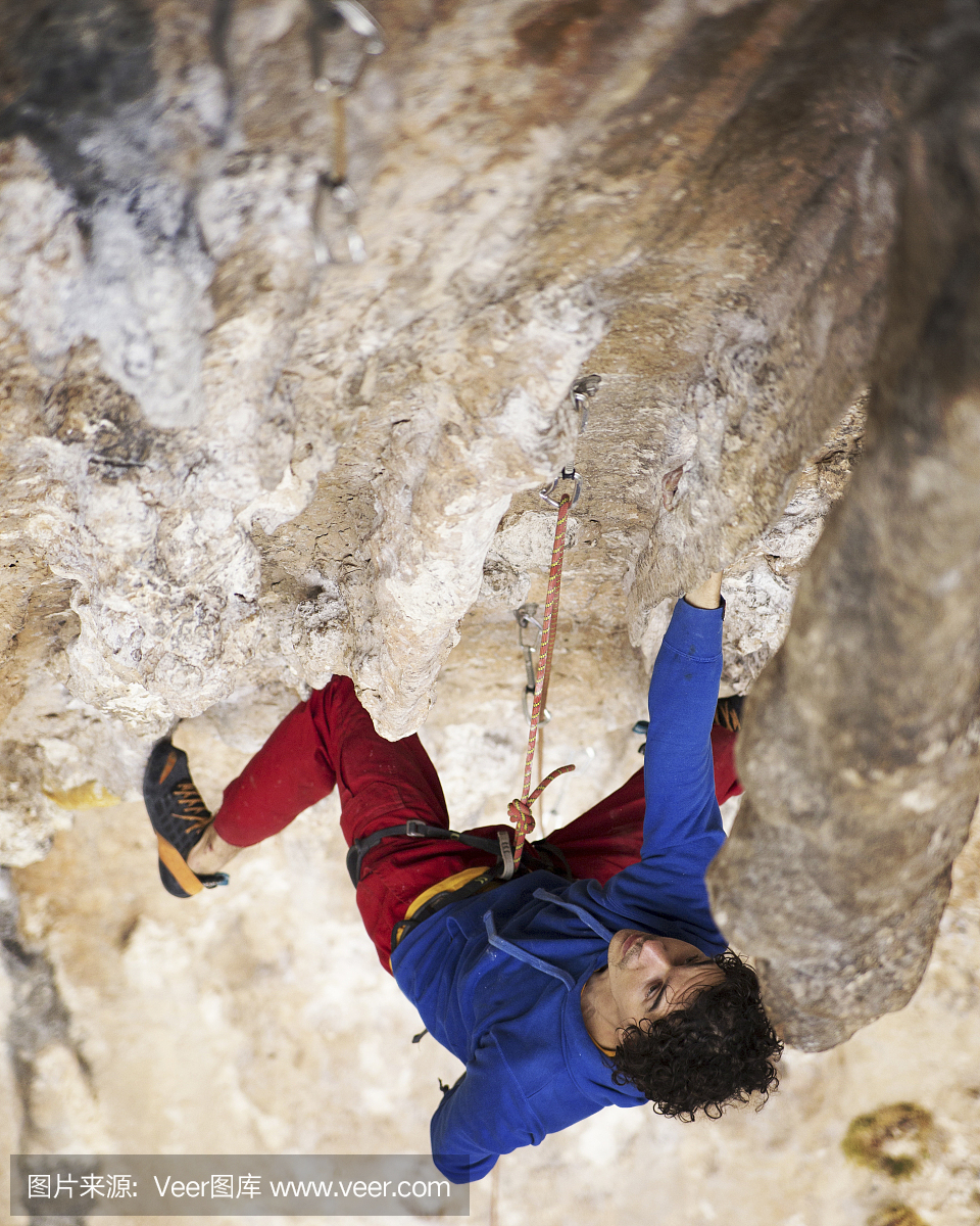 在土耳其攀岩。登山者爬上路线。从顶部照片。