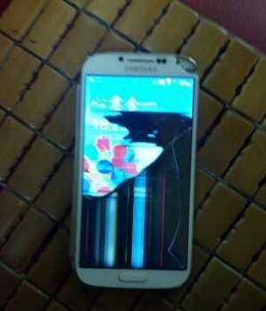 三星手机摔了屏幕变紫_三星note3摔的屏幕_华为手机屏幕摔坏了