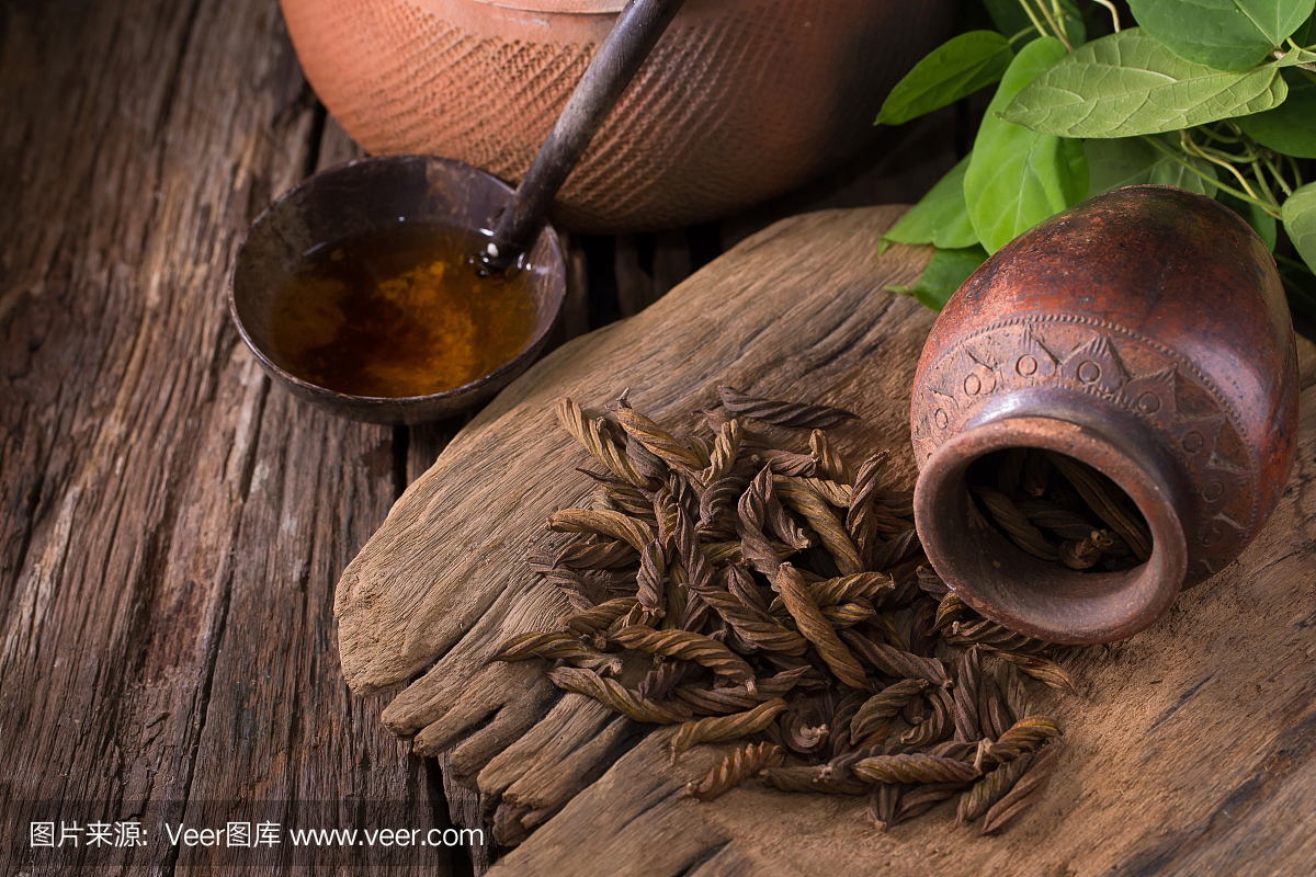 东印度螺旋树和茶,泰国草药健康在木背景
