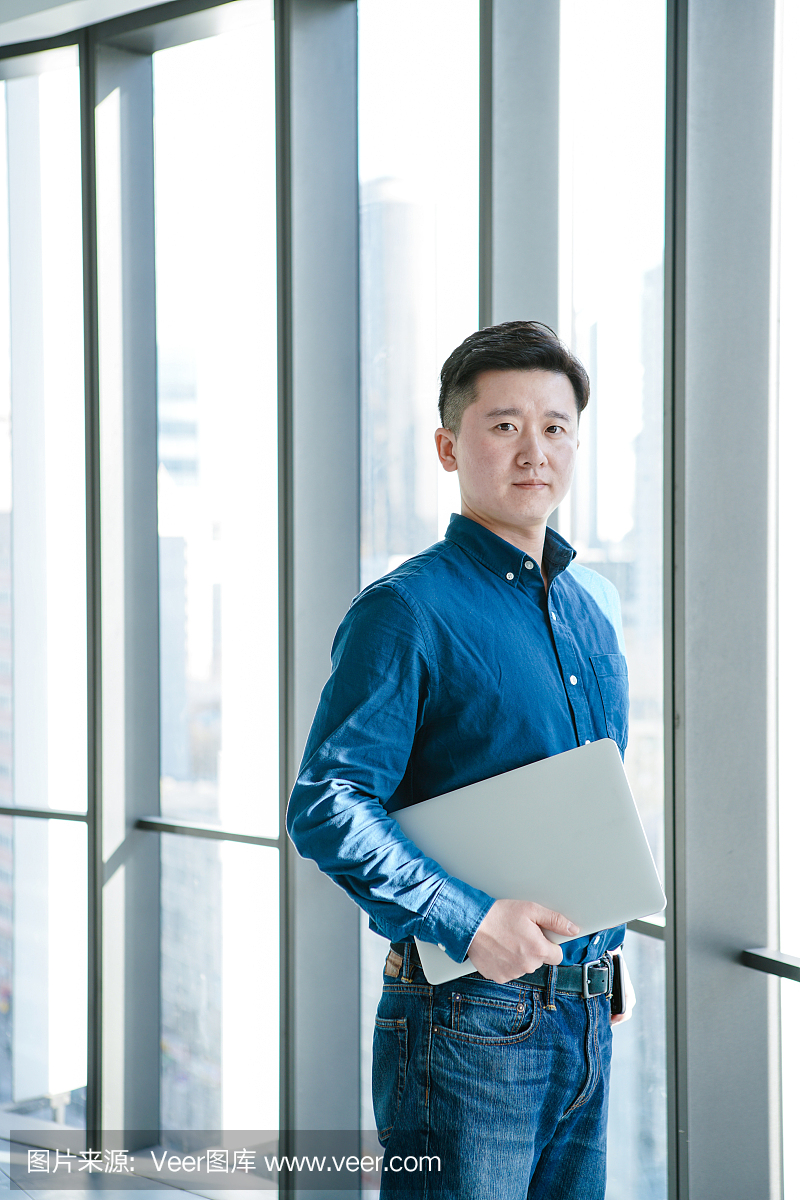 亚洲企业主在办公室工作