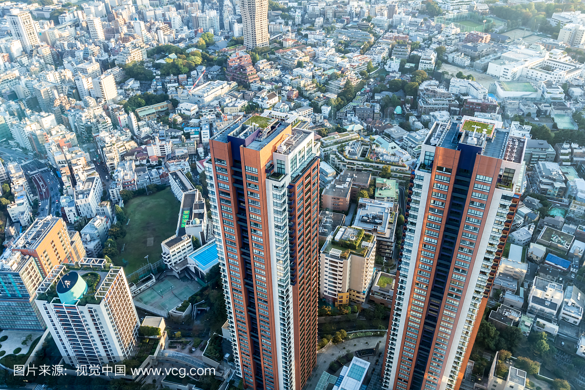 东京城市景观天线与摩天大楼和住宅建筑,取自