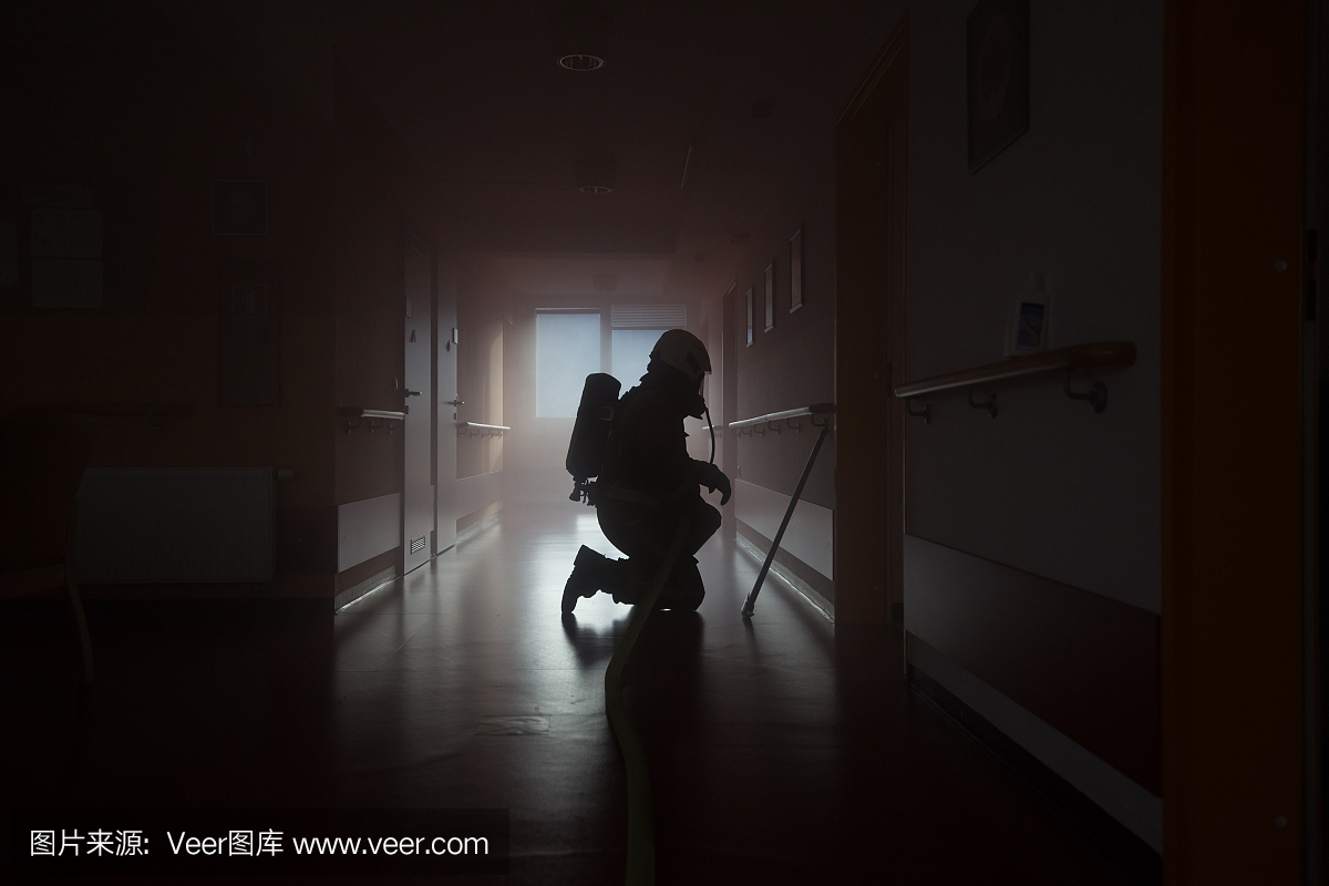 消防员在行动。消防部门培训。