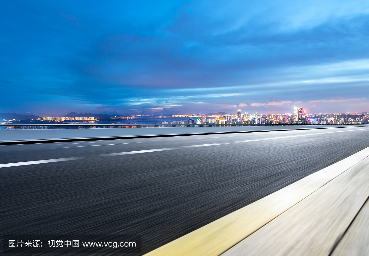 高速公路与城市天际线