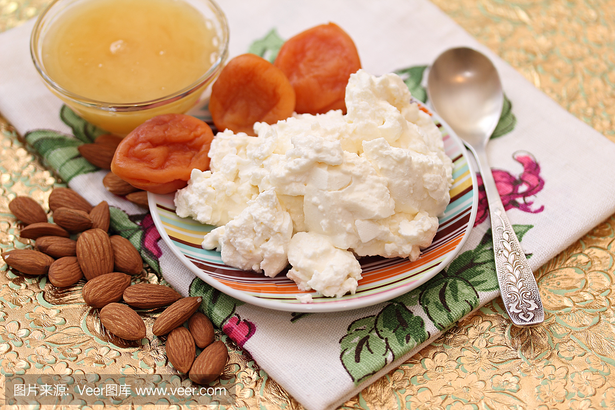 小屋奶酪,蜂蜜,杏干和杏仁。