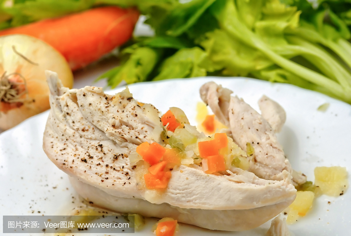 煮鸡胸肉在板上