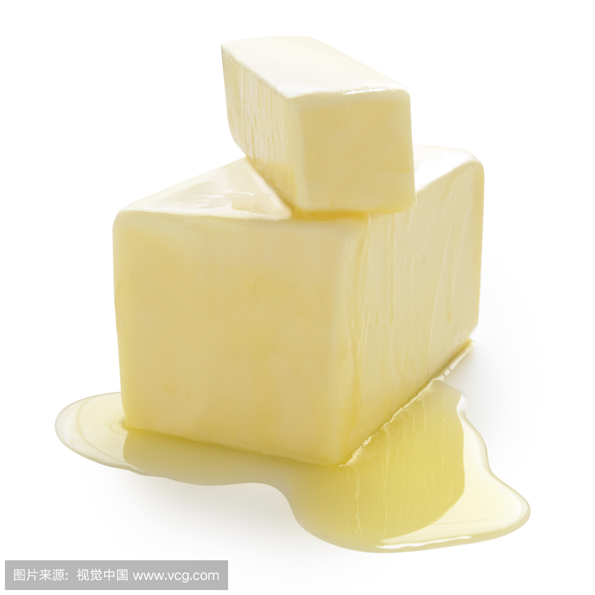 大块黄油与较小的块在上面,融化的黄油池,特写