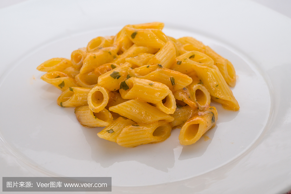 意大利女人做饭和季节意大利面食