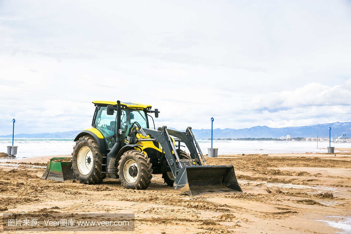 在海岸线肋前缘多拉达,萨洛,西班牙拖拉机清洁