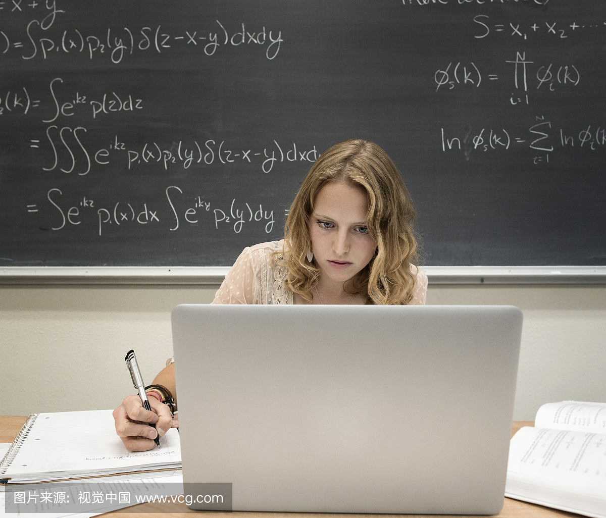 高中学生在教室里使用笔记本电脑