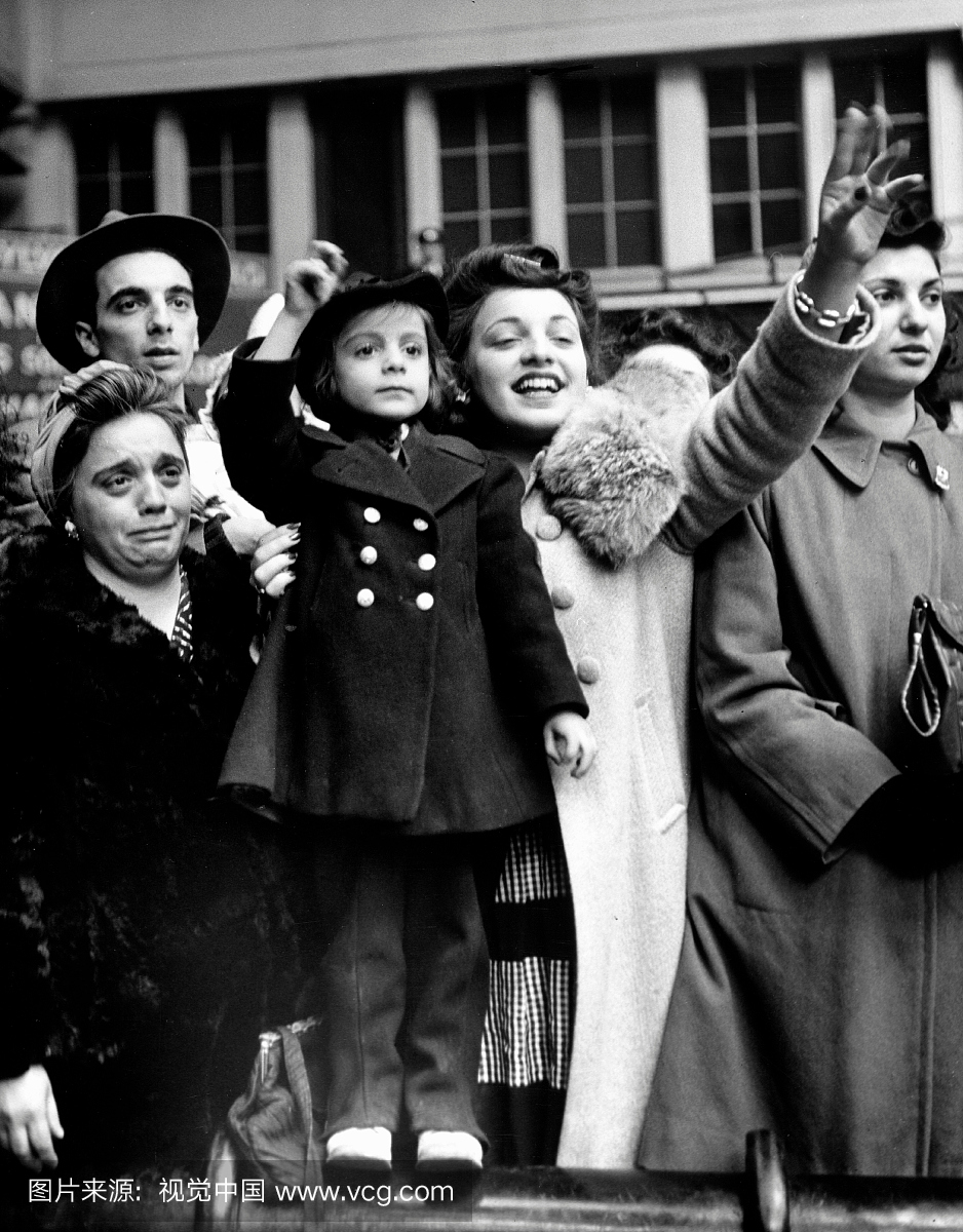宾夕法尼亚车站的妇女,男子和儿童在第二次世