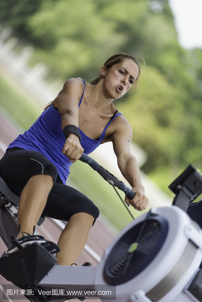 划船机,使用划船器械,划船机器,划船设备