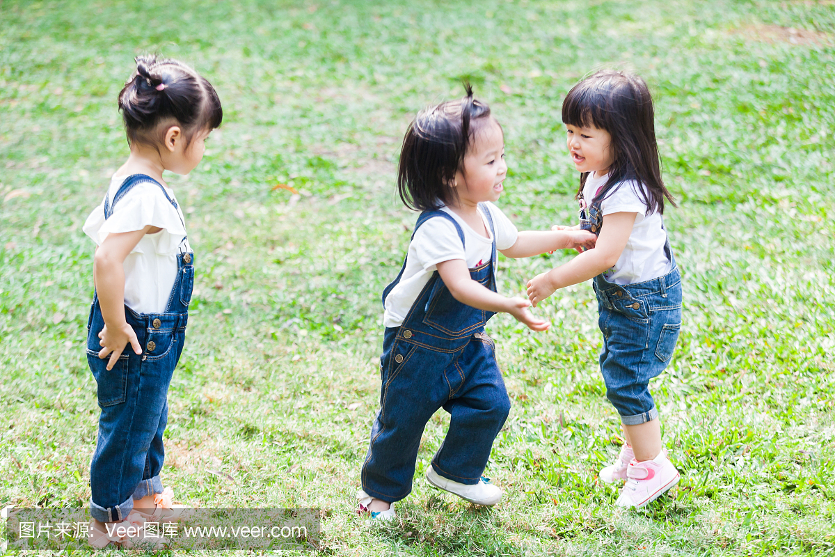 可爱的孩子2-3岁玩球在花园里