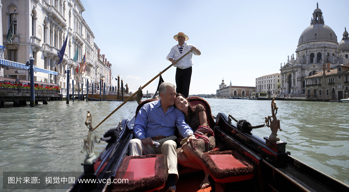 意大利,威尼斯,夫妇骑在托多拉,女人靠在男人