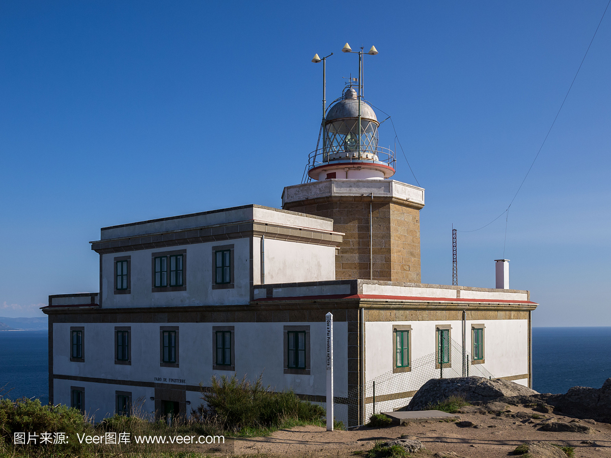Finisterre与蓝蓝的天空的灯塔。拉科鲁尼亚,加