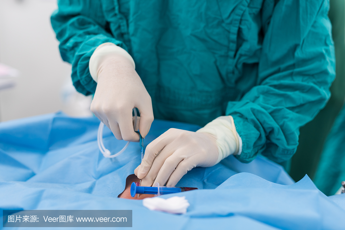 医生将引导线应用于颈内静脉