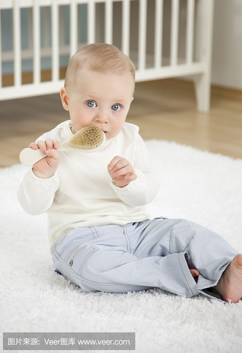 可爱的男婴玩头发