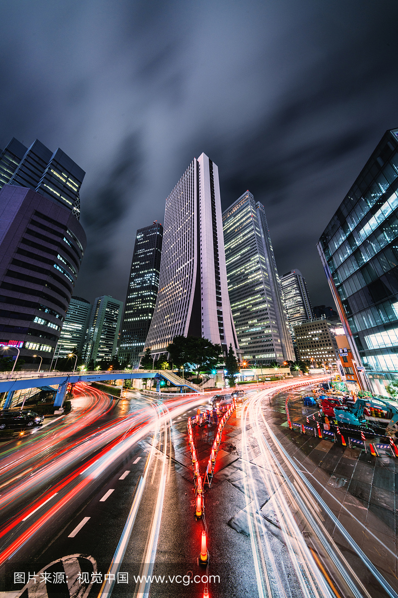 新宿,东京。十字路口与圆形交通灯。