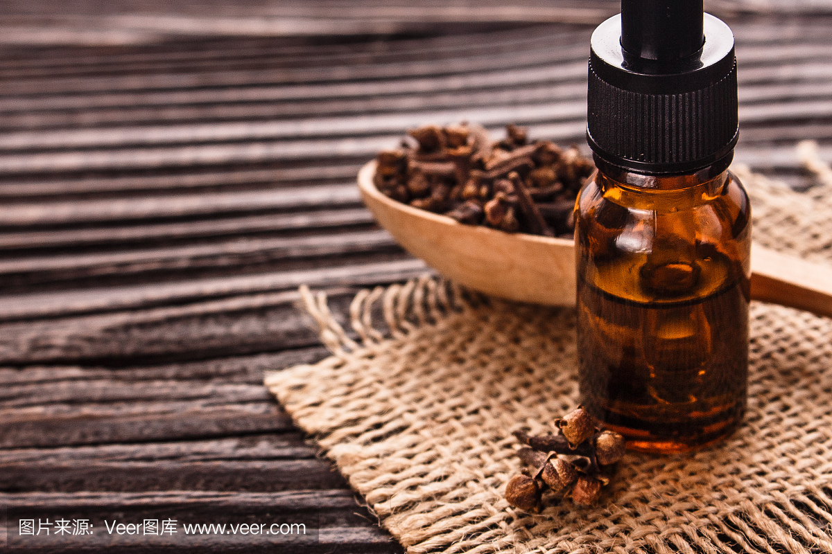 丁香精油在木土气背景的