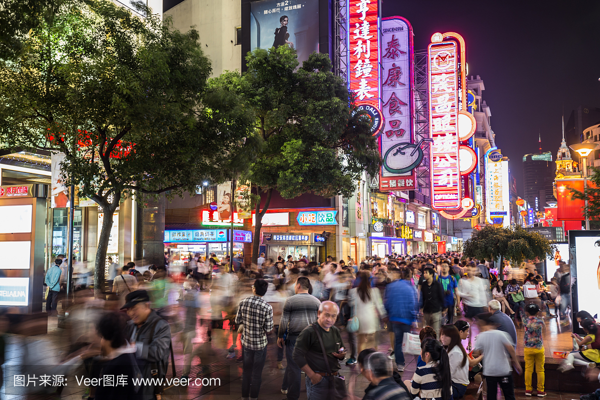 晚上在上海的购物街