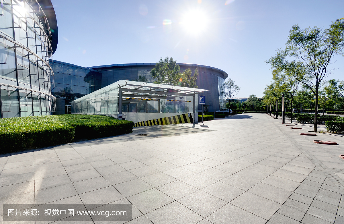 北京高级写字楼商场地下停车场出口和广场地面