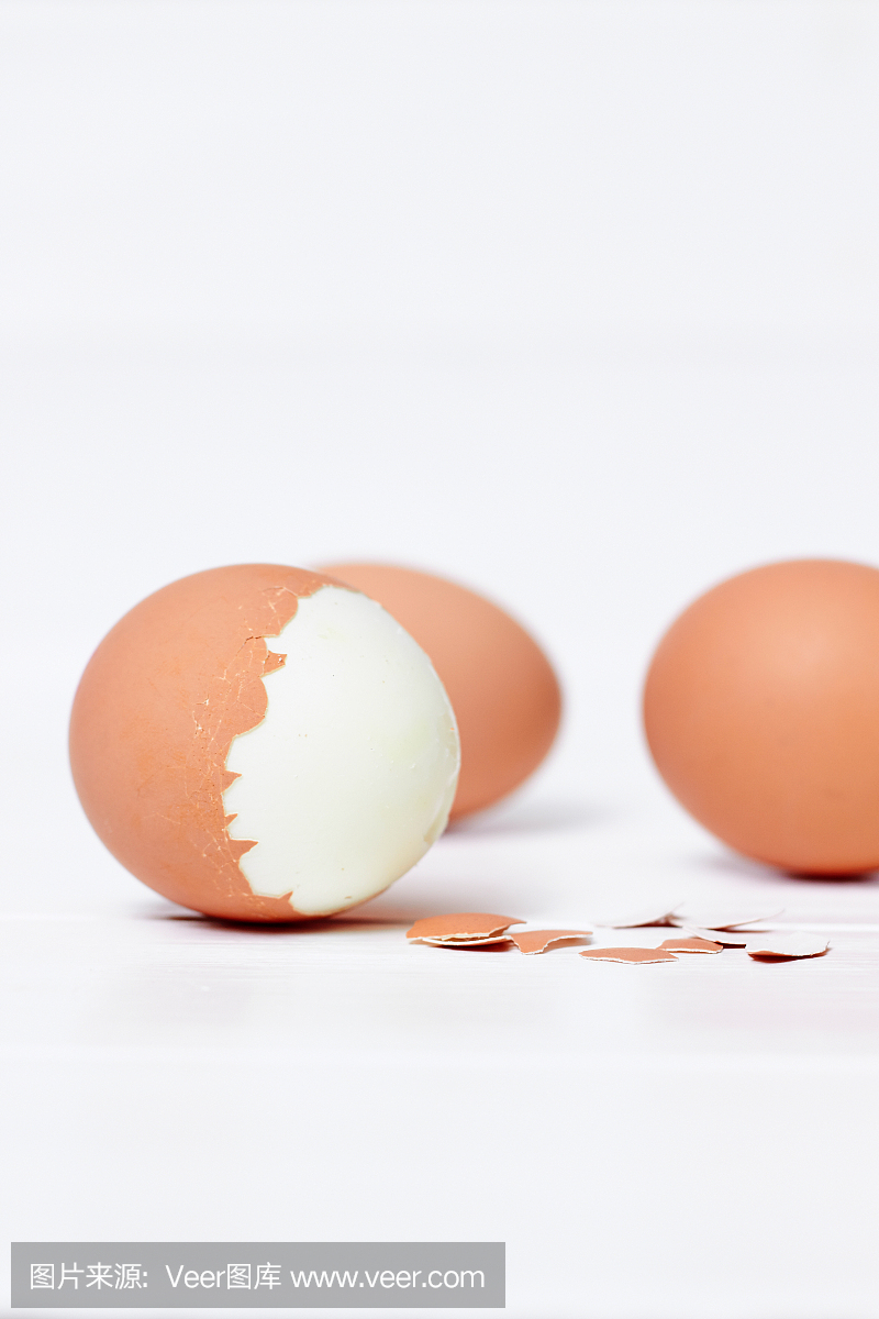 在白色桌子上煮熟的鸡蛋煮熟