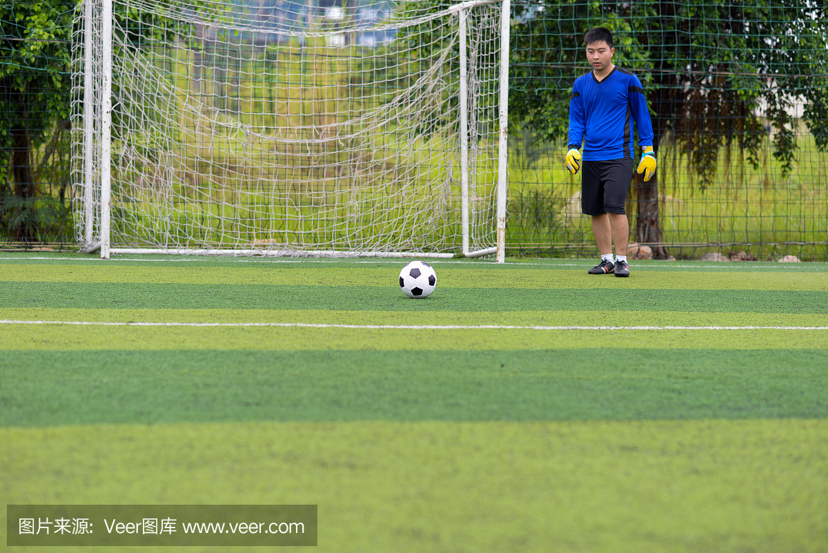 守门员准备踢球