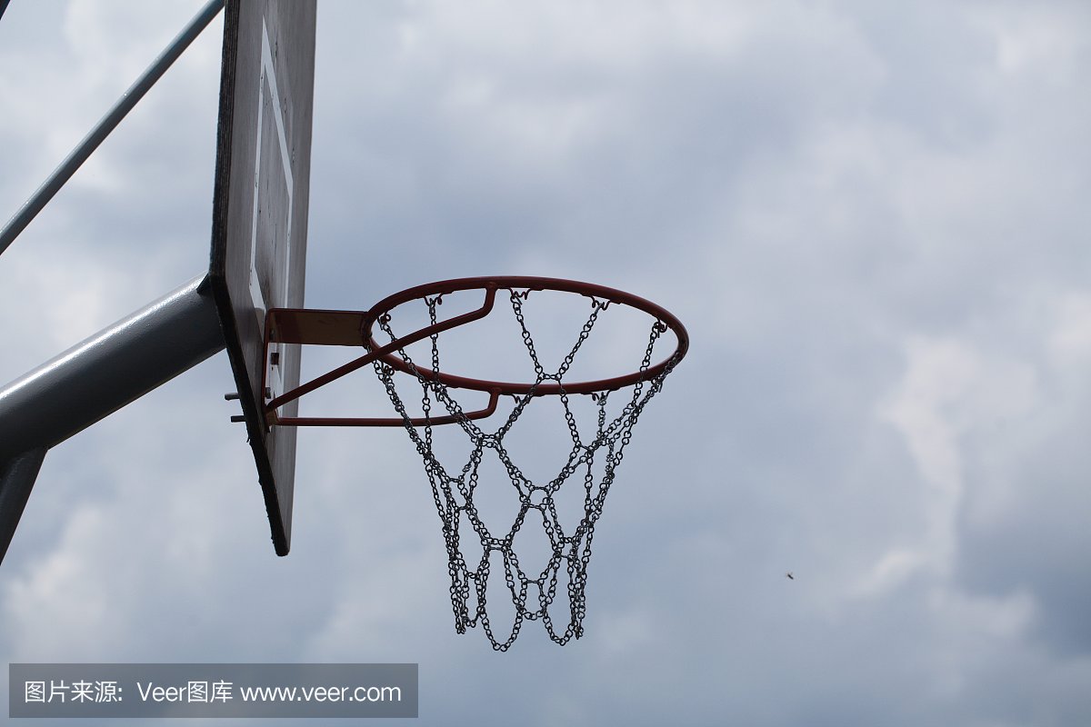 篮球场反对天空