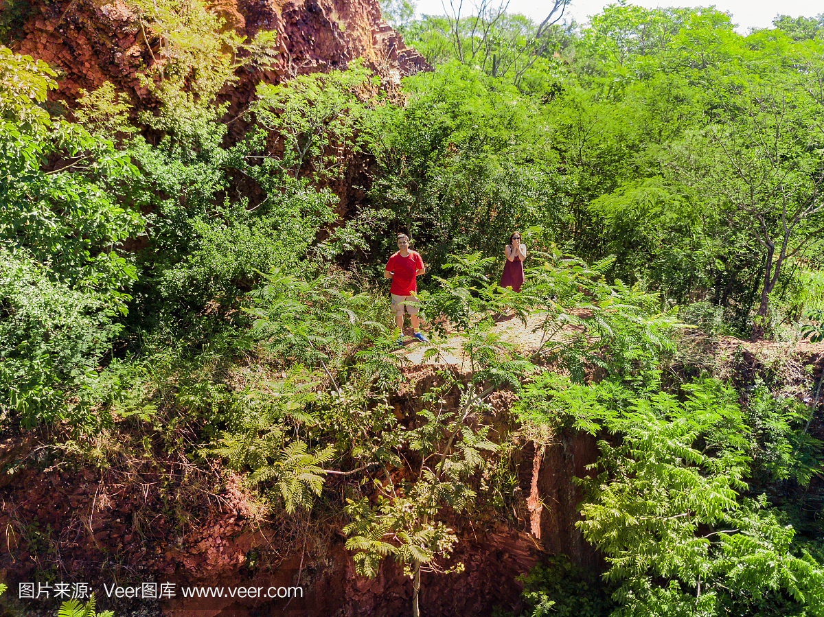 男人和女人在塞拉锦鲤在阿雷瓜在巴拉圭