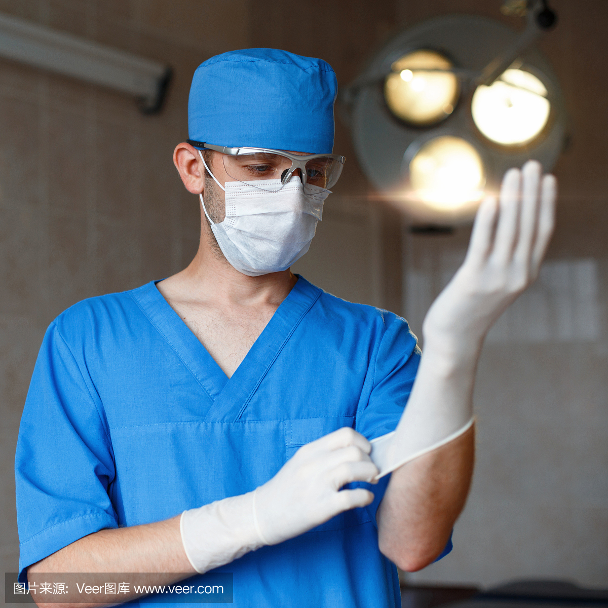 医生把手套放在手上。外科医生准备手术。