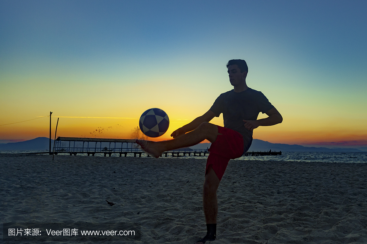 年轻人训练沙滩足球