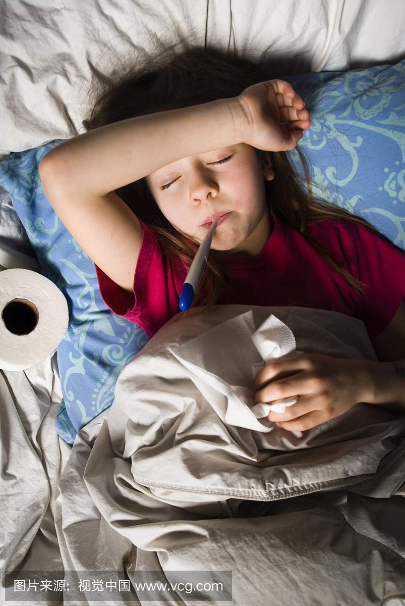 生病的小女孩躺在床上检查她的温度