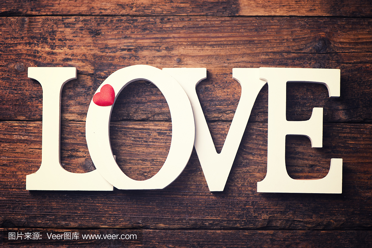 单词LOVE写在木背景上