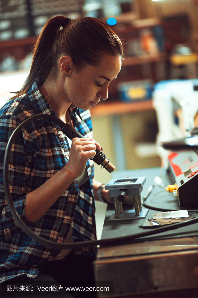 检查计算机的女性电子工程师
