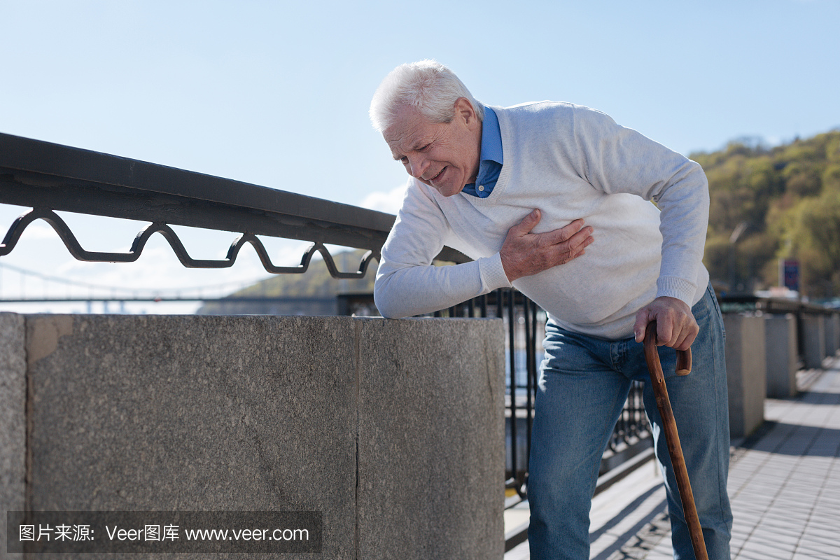 中年男子遭受街头痛苦