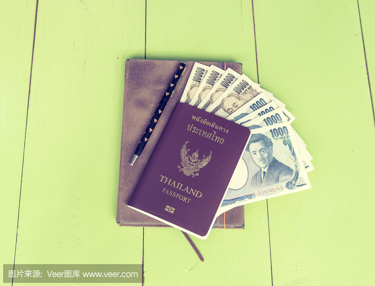 日本钱插入泰国护照放棕色笔记本