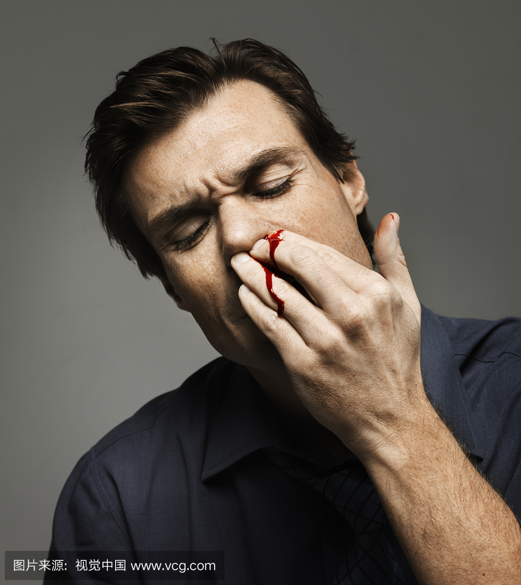成年男子阻止血液从鼻子流出