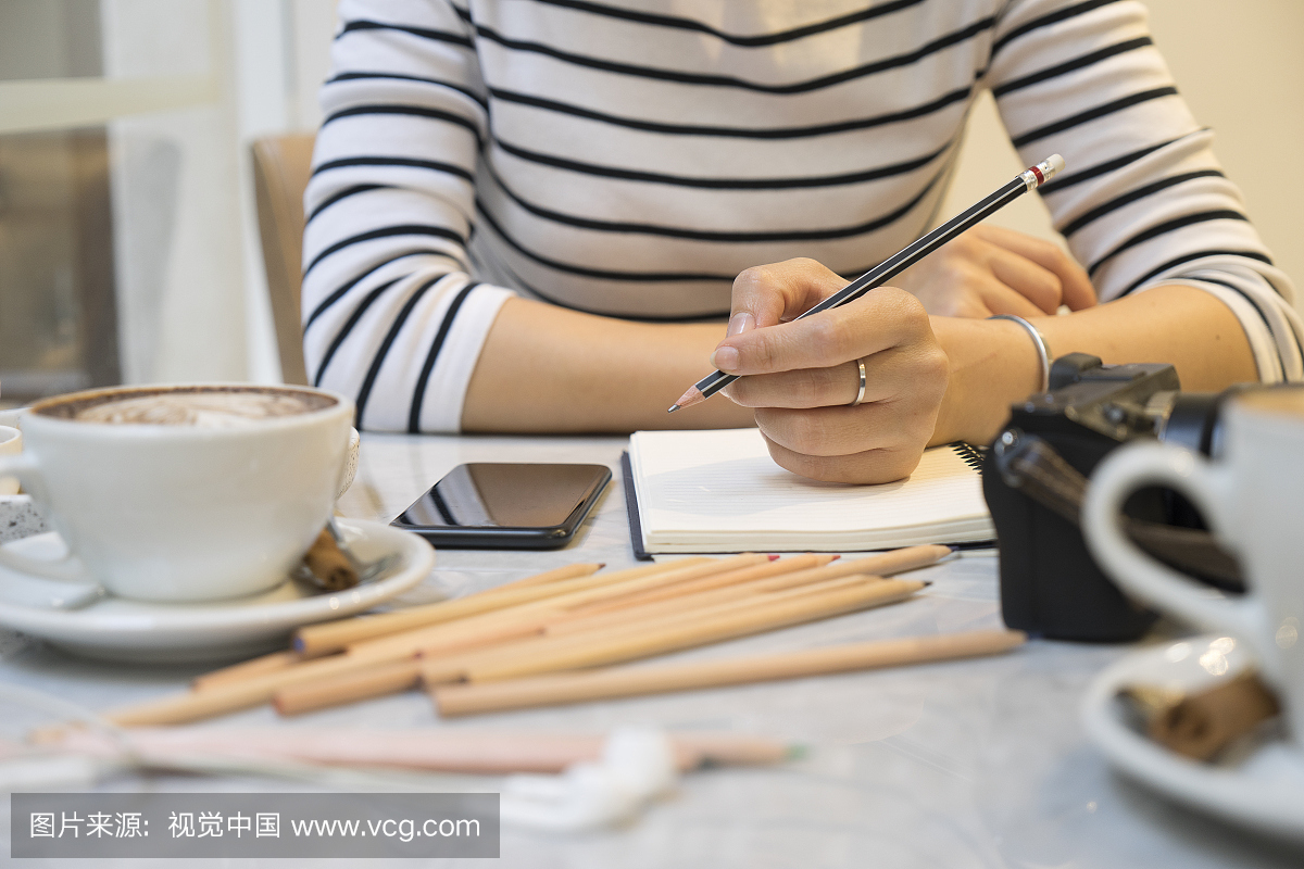 与智能手机联系业务团队的女商人和启动写营销