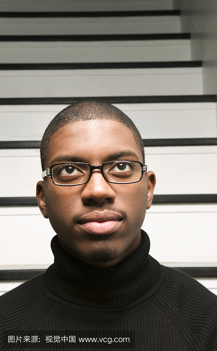 年轻男子穿黑色毛衣和眼镜,肖像
